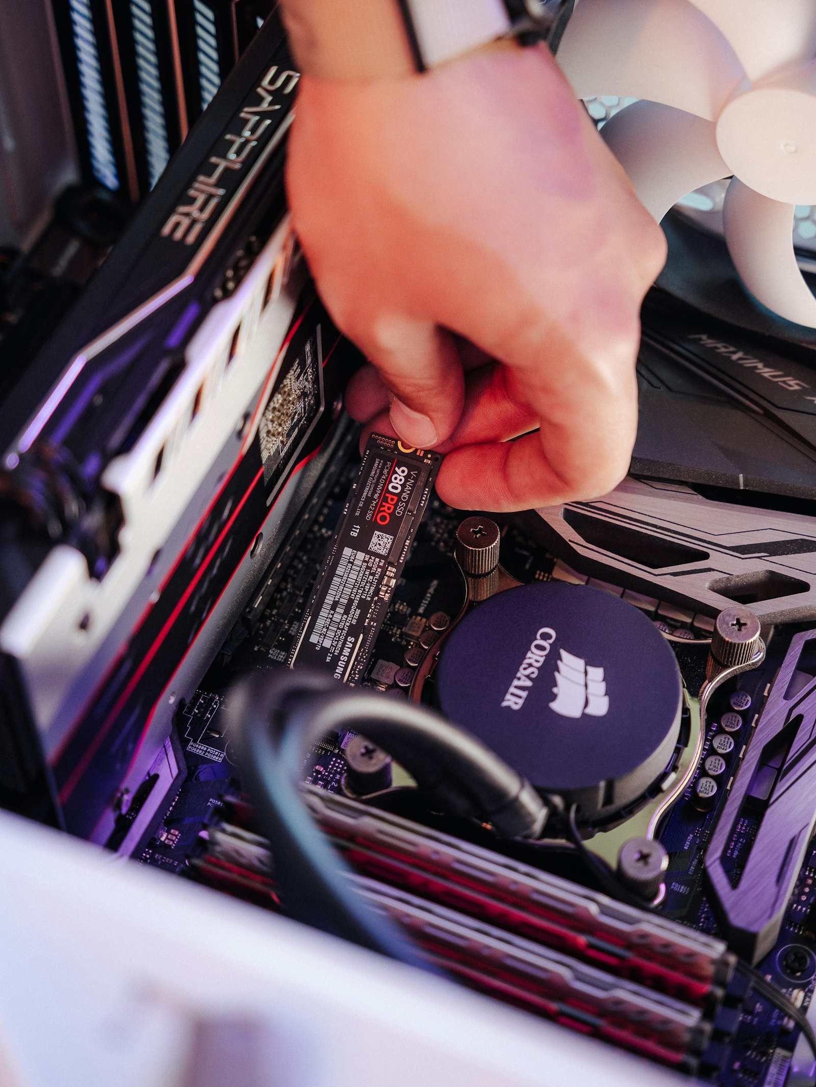 Montage et réparation de PC — installation d'un composant dans un ordinateur